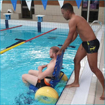 Toutes les solutions d'accès à la piscine et bains pour pmr et personnes handicapées